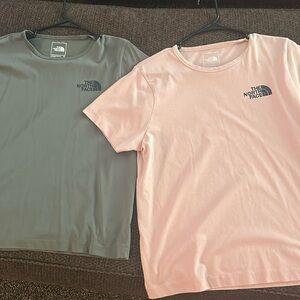 2 x The North Face T shirt : one Pink, one Green